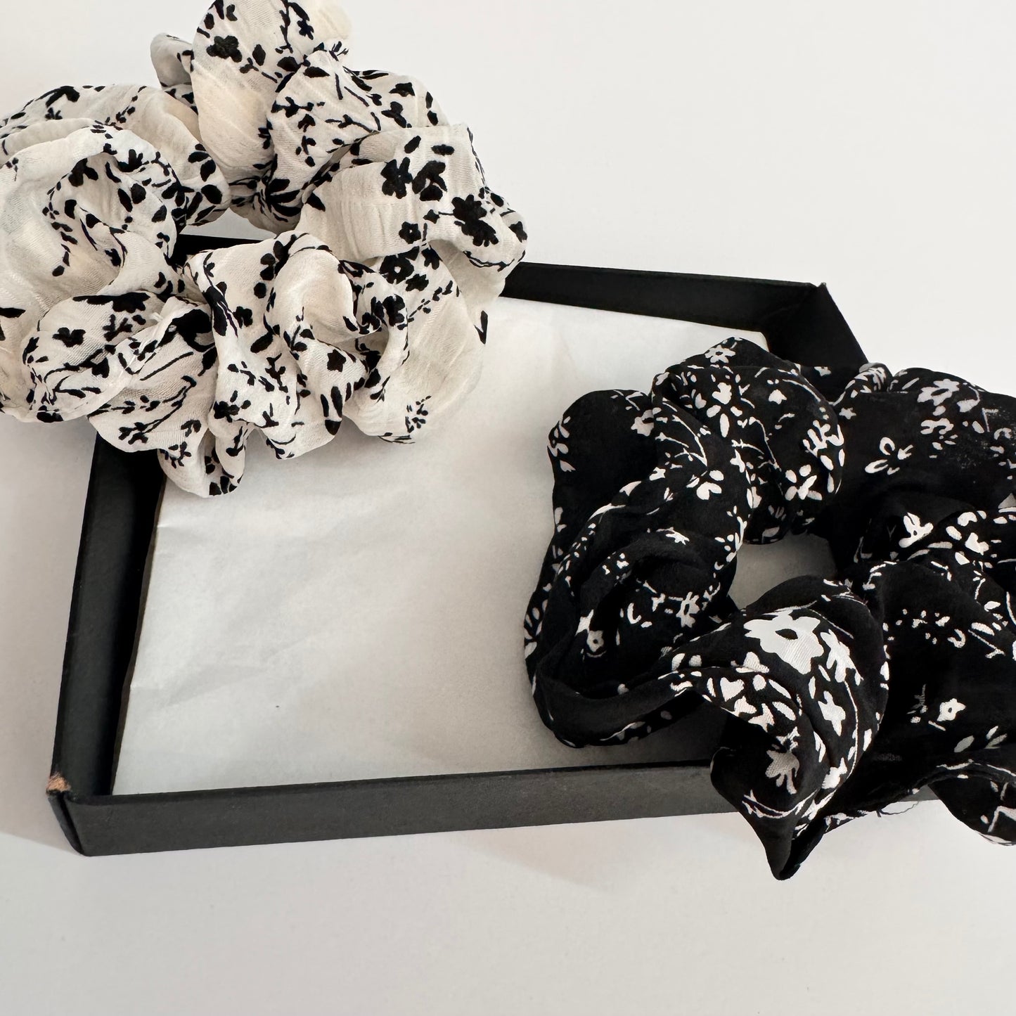 Noir & Blanc Scrunchie